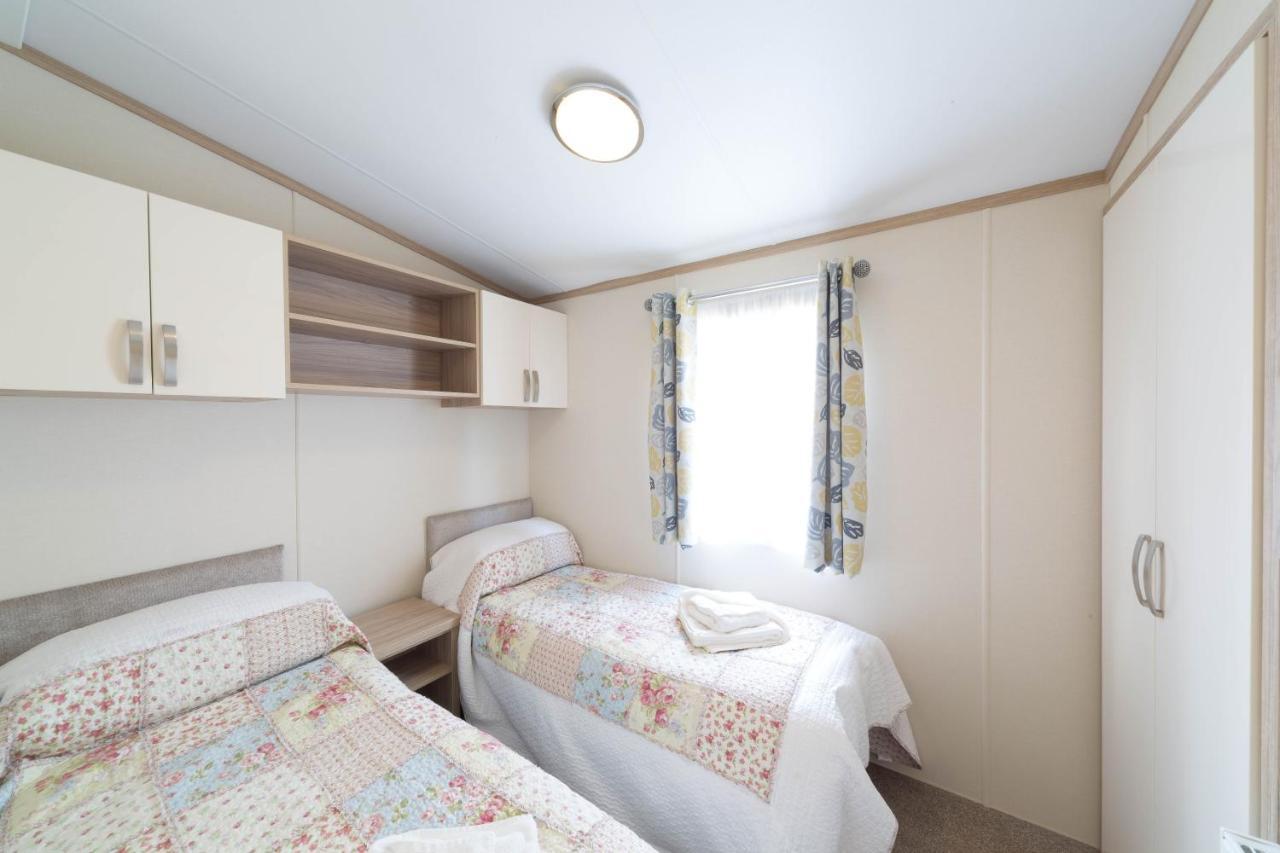 Beech Villa Суонидж Екстериор снимка