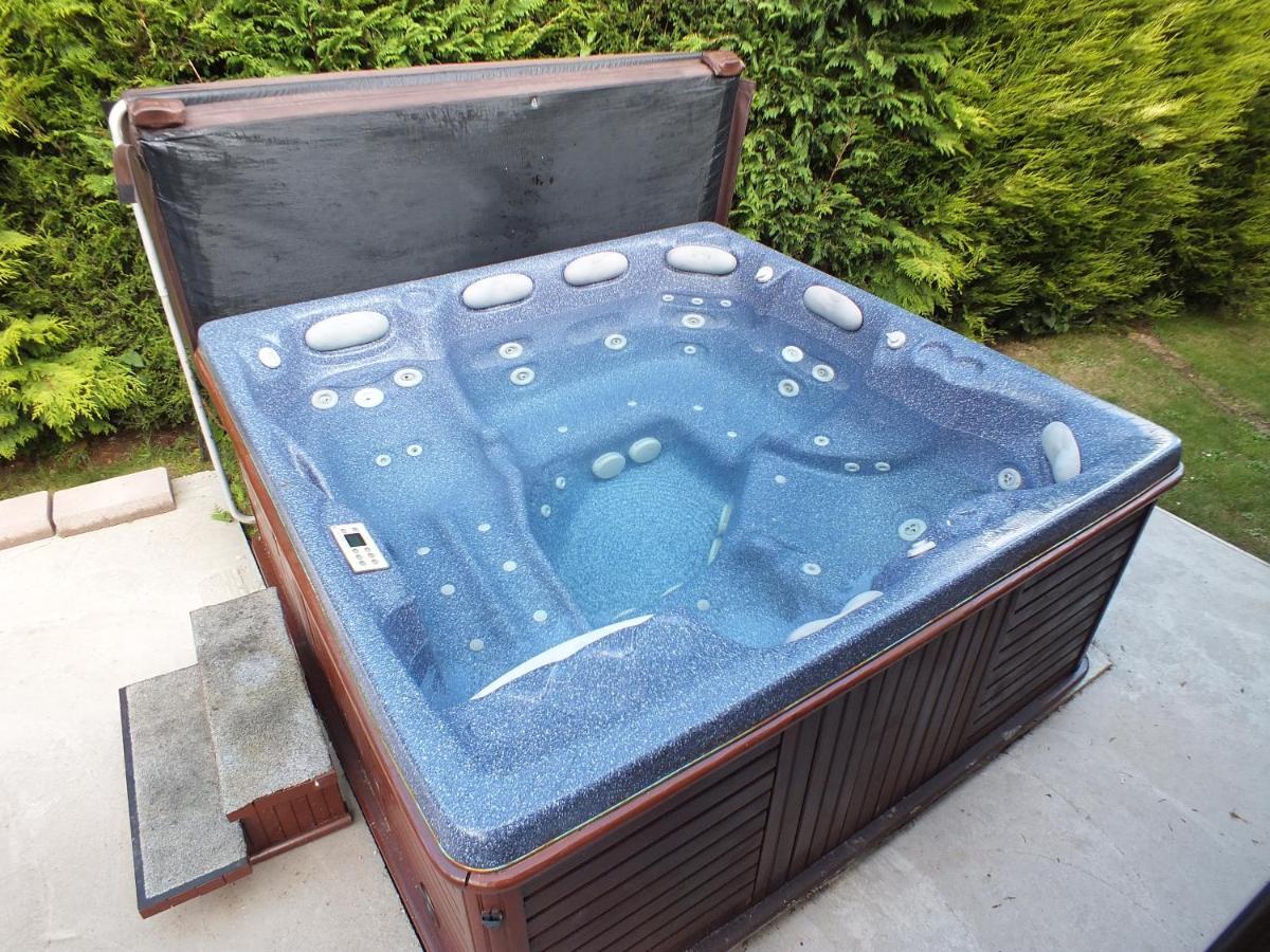 Beech Villa Суонидж Екстериор снимка